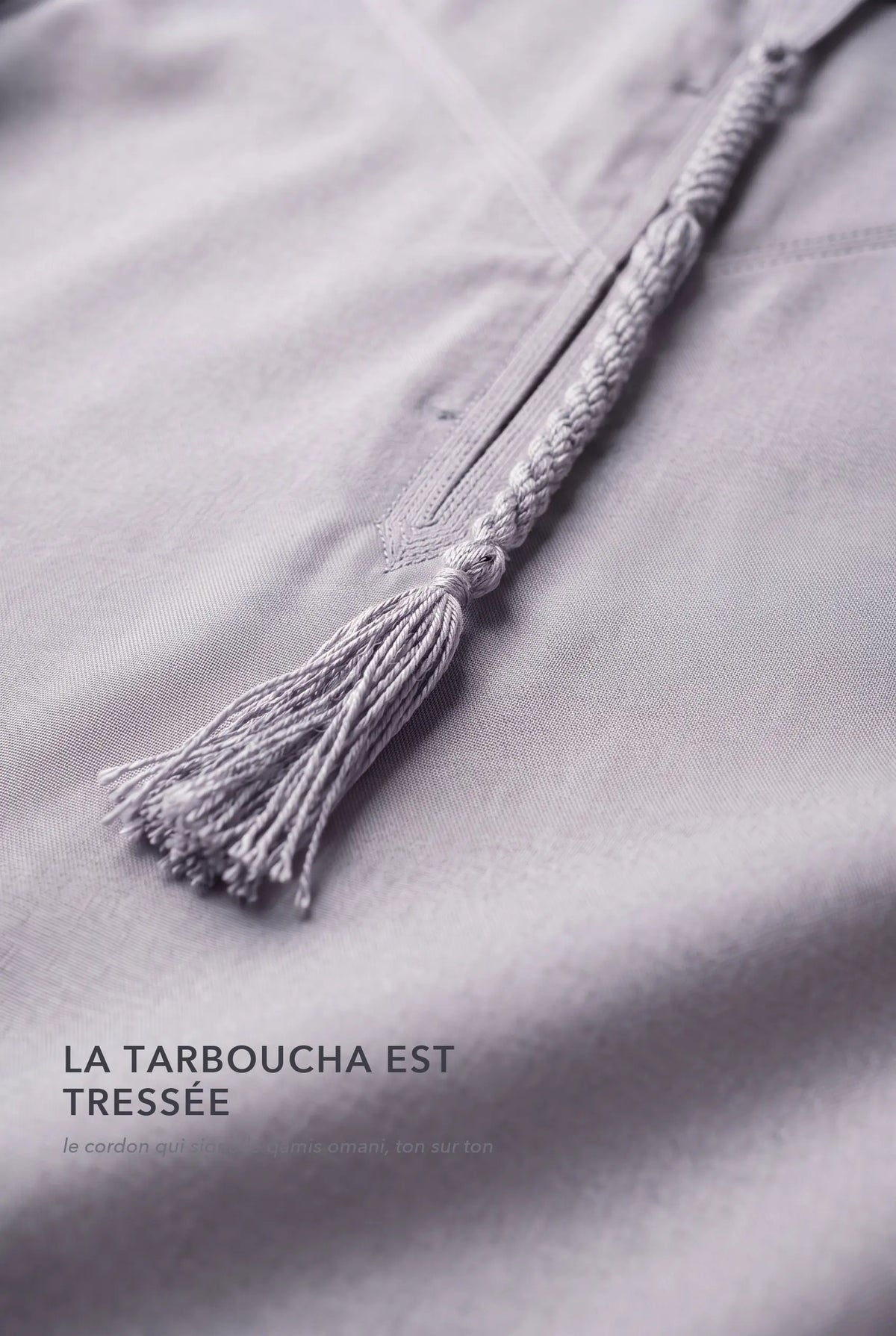 Macro de la tarboucha grise du qamis omani Hamza, cordon tressé ton sur ton