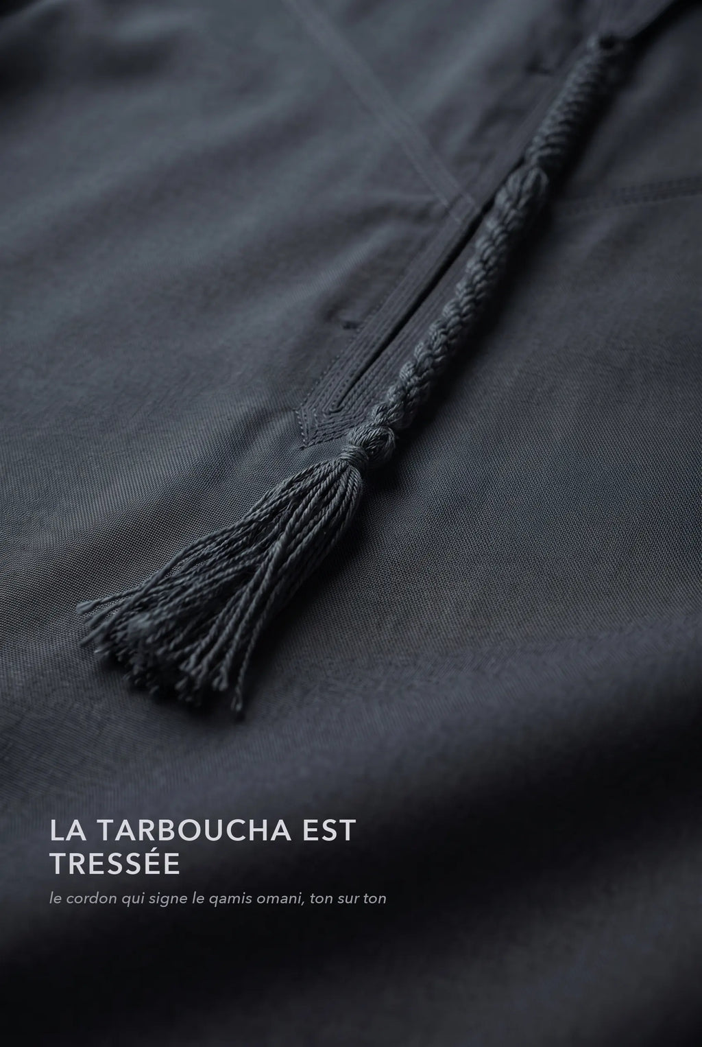 Macro de la tarboucha noire du qamis omani Hamza, cordon tressé ton sur ton