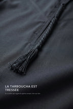 Macro de la tarboucha noire du qamis omani Hamza, cordon tressé ton sur ton