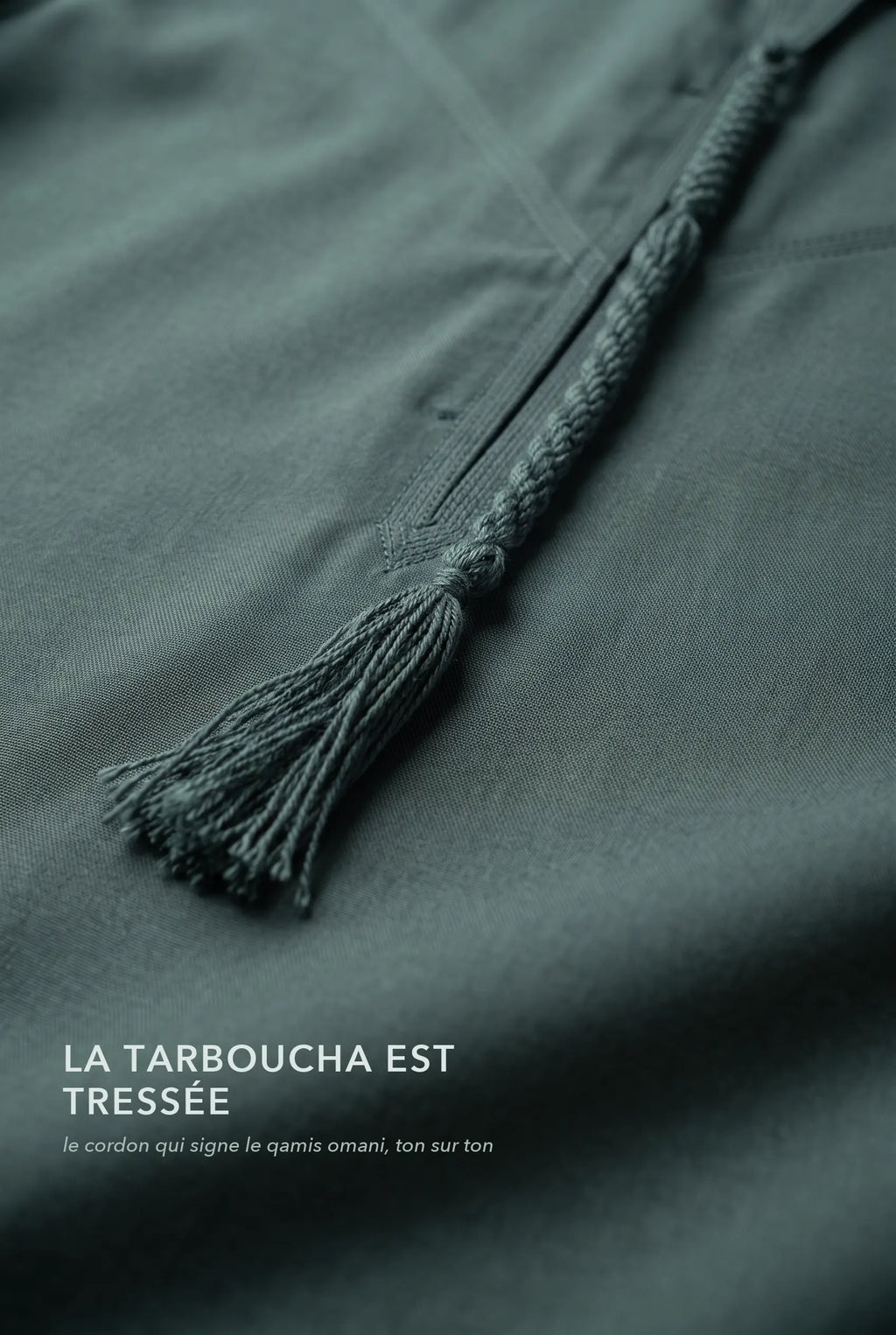 Macro de la tarboucha verte du qamis omani Hamza, cordon tressé ton sur ton