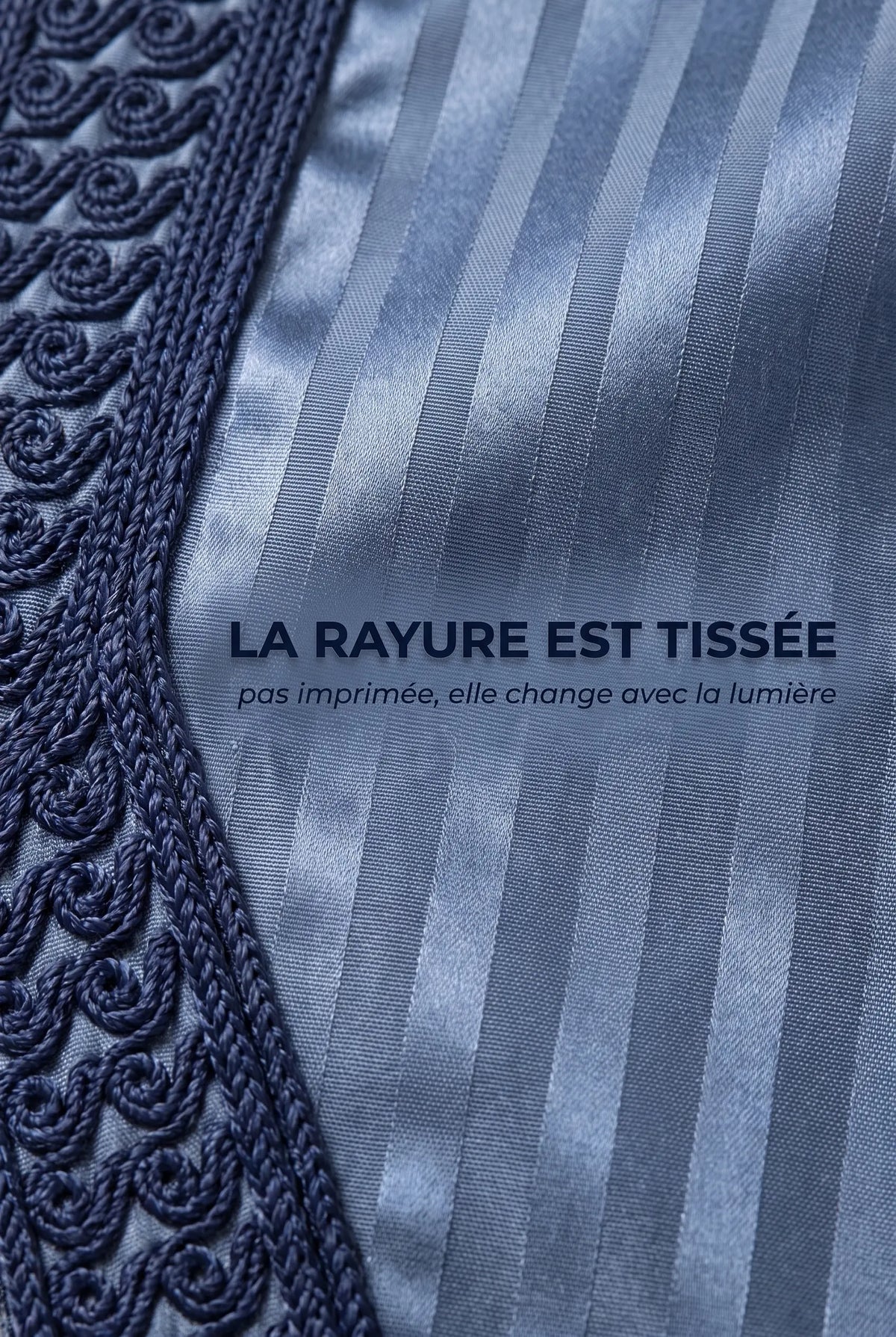 Satin bleu à rayures tissées de la gandoura Jad et broderie bleu marine en gros plan